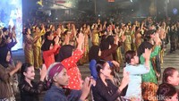 Pantauan detikJateng, ribuan orang yang terdiri dari anak-anak, remaja, orang tua baik laki-laki dan perempuan memadati kawasan Tugu Pal Putih, Kota Jogja. Foto: Pradito Rida Pertana/detikJateng