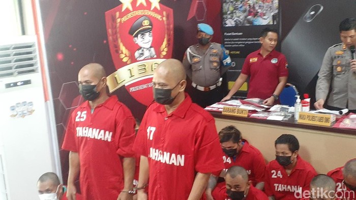 Suroso (nomor 25) dan Kukuh (nomor 17) saat dihadirkan dalam jumpa pers kasus narkoba di Mapolrestabes Semarang, Jumat (7/10/2022).