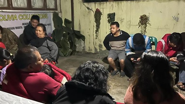 Sejumlah warga Hutatoruan X, Kecamatan Tarutung, Taput berjaga diluar rumah pasca gempa M5.0 yang dirasakan Jumat (7/10/2022) pukul 03:00 wib. Istimewa