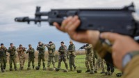 Rusia telah memulai latihan militer bagi tentara cadangan yang dimobilisasi ke Ukraina untuk berperang. Salah satu materi latihannya adalah memegang senjata dan menembak.