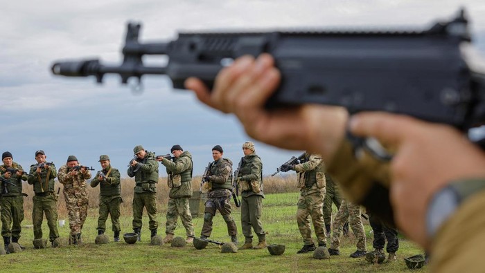 Newly-mobilised Russian reservists take part in a training on a range in Donetsk region, Russian-controlled Ukraine, October 4, 2022.  REUTERS/Alexander Ermochenko