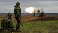 Seorang tentara cadangan Rusia yang baru dimobilisasi menembakkan granat berpeluncur roket (RPG).