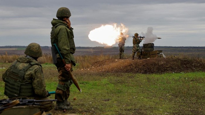 Newly-mobilised Russian reservists take part in a training on a range in Donetsk region, Russian-controlled Ukraine, October 4, 2022.  REUTERS/Alexander Ermochenko