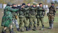 Dalam latihan ini pasukan cadangan tampak telah dibekali seragam militer dan senjata.