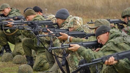 Newly-mobilised Russian reservists take part in a training on a range in Donetsk region, Russian-controlled Ukraine, October 4, 2022.  REUTERS/Alexander Ermochenko