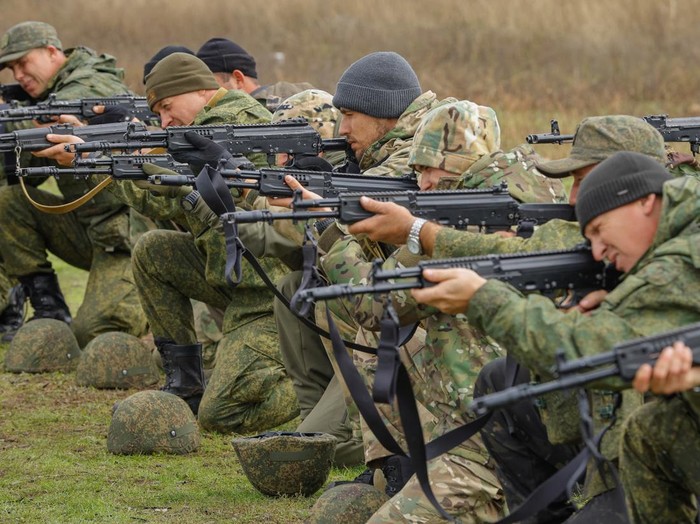 Newly-mobilised Russian reservists take part in a training on a range in Donetsk region, Russian-controlled Ukraine, October 4, 2022.  REUTERS/Alexander Ermochenko
