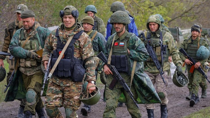 Tentara Cadangan Rusia yang Baru Dimobilisasi Jalani Latihan, Begini Potretnya Newly-mobilised Russian reservists take part in a training on a range in Donetsk region, Russian-controlled Ukraine, October 4, 2022. REUTERS/Alexander Ermochenko