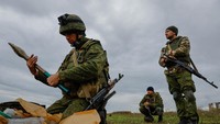 Seorang tentara cadangan Rusia yang baru dimobilisasi bersiap menembakkan granat berpeluncur roket (RPG).