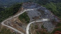 Ditargetkan sebanyak 10 ribu kubik batu andesit dapat diangkut setiap harinya. 