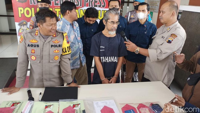 Tersangka buronan kasus korupsi yang dibekuk Polres Temanggung, Jumat (7/10/2022).