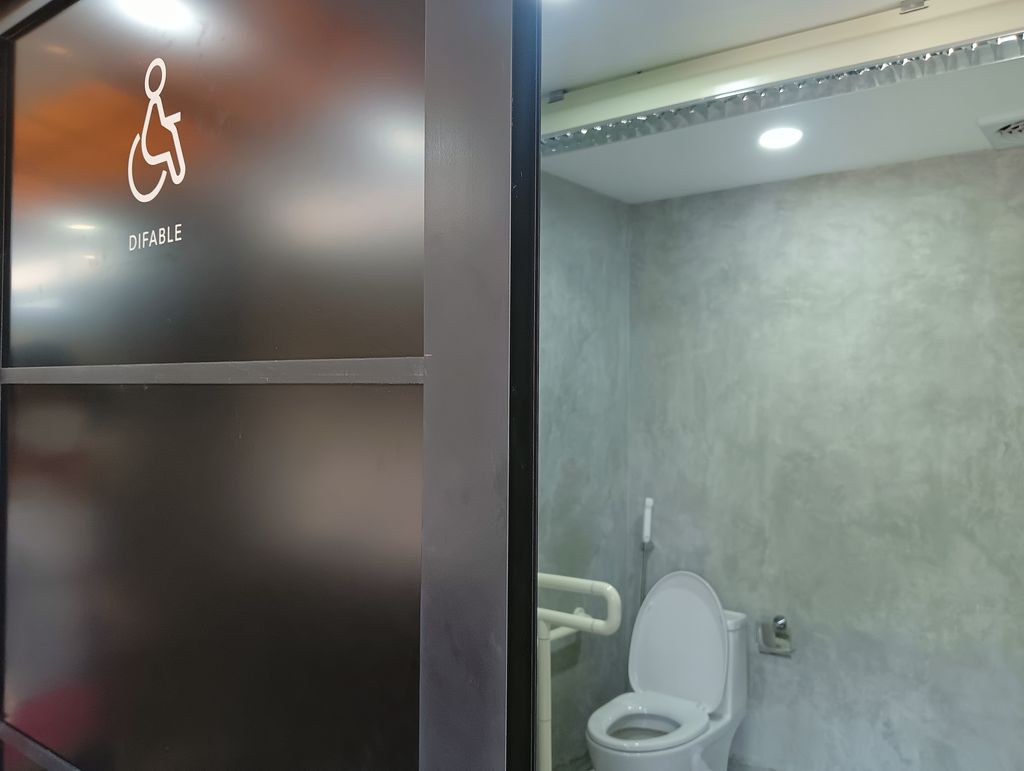 The Berawa Toilet dilengkapi toilet pria, wanita, dan difable, serta shower room.