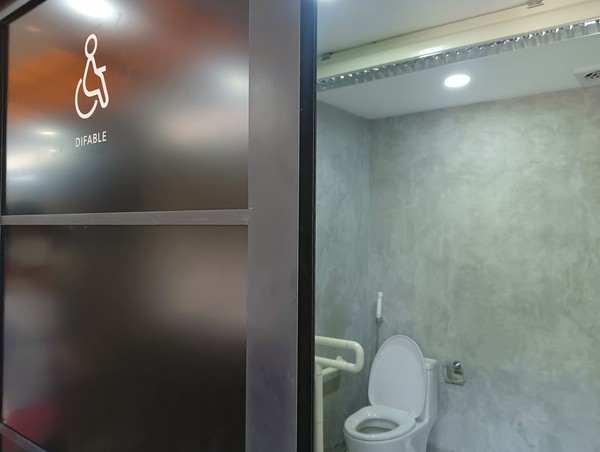 The Berawa Toilet dilengkapi toilet pria, wanita, dan difable, serta shower room (Foto: Triwidiyanti/detikcom) The Berawa Toilet dilengkapi toilet pria, wanita, dan difable, serta shower room (Foto: Triwidiyanti/detikcom)
