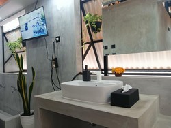 The Berawa Toilet juga menggunakan teknologi UVC dengan sensor yang mampu mendisinfkesi area secara otomatis ketika bilik toilet tidak digunakan. Tak hanya itu, toilet ini juga dilengkapi teknologi nirsentuh. Foto: Triwidiyanti/detikBali