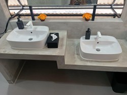 The Berawa Toilet juga menyediakan sanimart, yaitu spot penjualan produk amenities seperti sabun, shampo, pembalut, diapers, dan yang umum diperlukan di dalam toilet. Foto: Triwidiyanti/detikBali