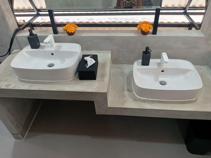 The Berawa Toilet juga menyediakan sanimart, yaitu spot penjualan produk amenities seperti sabun, shampo, pembalut, diapers, dan yang umum diperlukan di dalam toilet.
