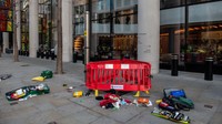 Tumpukan pakaian yang berserakan yang terdapat di trotoar depan 22 Bishopsgate. Tiga orang tersebut dilarikan ke rumah sakit untuk dirawat.