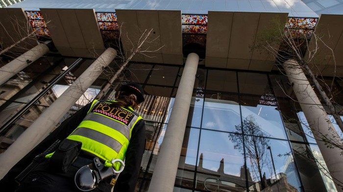 Polisi berdiri di lokasi penusukan di luar 22 Bishopsgate London, Inggris, Kamis (6/10/2022). Sebanyak tiga orang ditikam oleh seorang pria pertopeng dan membawa pisau.