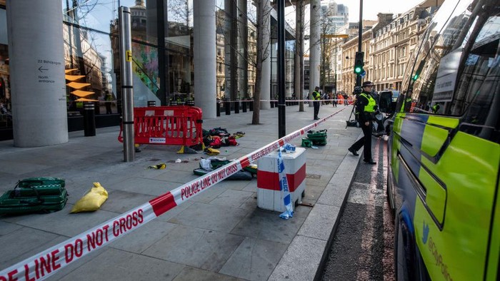 Tiga Orang Ditikam, Begini Suasana Mencekam di Bishopsgate London Lokasi penusukan tersebut diberi garis polisi. Garis polisi dipasang sepanjang 50m (160 kaki).