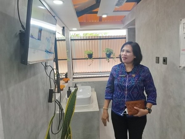 Tak hanya itu, toilet ini juga menyediakan sanimart, yaitu spot penjualan produk amenities seperti sabun, shampo, pembalut, diapers, dan yang umum diperlukan di dalam toilet (Foto: Triwidiyanti/detikcom) Tak hanya itu, toilet ini juga menyediakan sanimart, yaitu spot penjualan produk amenities seperti sabun, shampo, pembalut, diapers, dan yang umum diperlukan di dalam toilet (Foto: Triwidiyanti/detikcom)