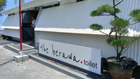 Toilet mewah ala hotel berbintang tersebut dapat ditemui di Pantai Berawa tepatnya di parkiran area Pura Segara Prancak, Pantai Berawa, Desa Tibubeneng, Kabupaten Badung Foto: (Triwidiyanti/detikBali)
