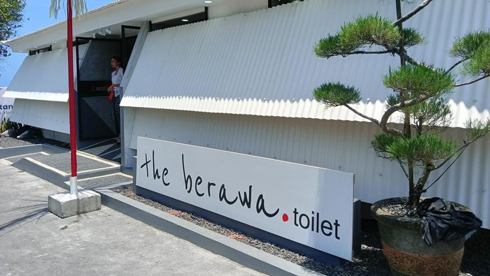 Toilet mewah ala hotel berbintang tersebut dapat ditemui di Pantai Berawa tepatnya di parkiran area Pura Segara Prancak, Pantai Berawa, Desa Tibubeneng, Kabupaten Badung (Triwidiyanti/detikBali) Toilet mewah ala hotel berbintang tersebut dapat ditemui di Pantai Berawa tepatnya di parkiran area Pura Segara Prancak, Pantai Berawa, Desa Tibubeneng, Kabupaten Badung