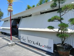 Toilet mewah ala hotel berbintang tersebut dapat ditemui di Pantai Berawa tepatnya di parkiran area Pura Segara Prancak, Pantai Berawa, Desa Tibubeneng, Kabupaten Badung Foto: (Triwidiyanti/detikBali)