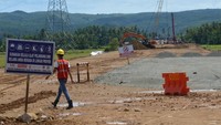Pekerja menyelesaikan pembangunan proyek jalan tol Sigli-Banda Aceh (Sibanceh) sesi VI di kabupaten Aceh Besar, Aceh, Kamis (6/10/2022). 