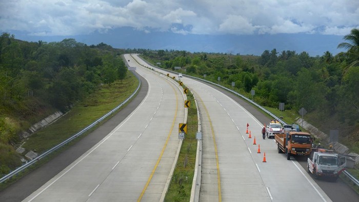 Kendaraan melintas di jalan tol Sigli-Banda Aceh (Sibanceh) Seksi IV di kabupaten Aceh Besar, Aceh, Kamis (6/10/2022). PT Waskita Karya menyatakan proyek jalan tol Sigli-Banda Aceh sepanjang 74 kilometer terdiri dari enam seksi, dua seksi di antaranya dalam tahap pengerjaan, sedangkan empat seksi lainnya telah beroperasi ditargetkan selesai dan beroperasi secara menyeluruh pada September 2023. ANTARA FOTO/Ampelsa/foc.