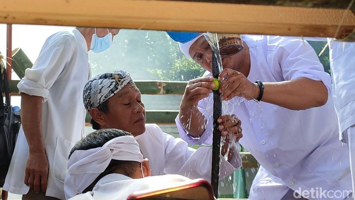 Tradisi mencuci benda pusaka di Ciamis.