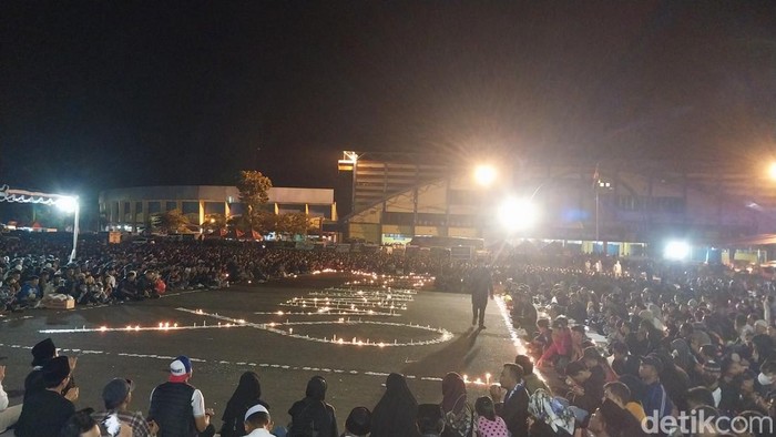 Belasan ribu orang berkumpul di halaman Stadion Kanjuruhan, Malang. Mereka doa bersama untuk korban Tragedi Kanjuruhan