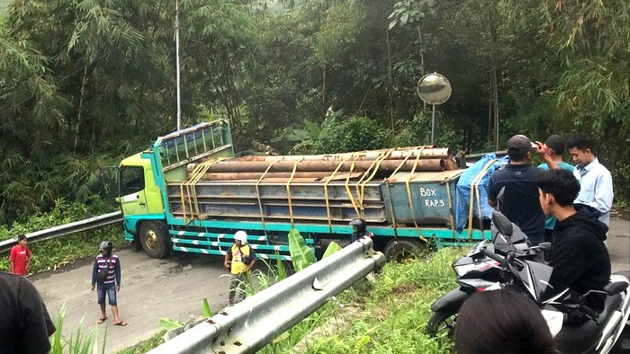 truk gagal menikung di trenggalek