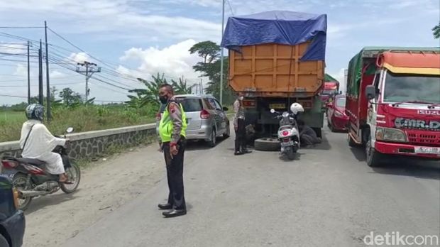 Truk tronton mengalami pecah ban dan menyebabkan kemacetan di Jalur Grobogan-Semarang via Gubug, Jumat (7/10/2022) sore.