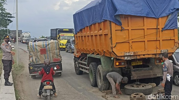 Truk tronton mengalami pecah ban dan menyebabkan kemacetan di Jalur Grobogan-Semarang via Gubug, Jumat (7/10/2022) sore.