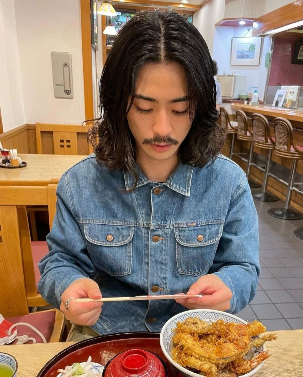 Viral pria Jepang mirip Jaehyun NCT versi berkumis