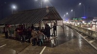 Ada sekitar 300-400 orang warga yang merupakan ahli waris melakukan unjuk rasa dan menuntut uang ganti rugi kepada pihak tergugat. Para ahli waris menuntut tergugat membayar ganti rugi sebesar Rp 238 miliar sesuai putusan pengadilan negeri (PN) Kota Bekasi. Dana tersebut pun sebagian telah dititipkan ke pengadilan sejak 2017 silam namun para ahli waris mengaku belum mendapatkannya. ANTARA FOTO/Fakhri Hermansyah