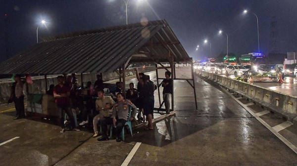 Waduh! Warga Dirikan Bedeng di Tengah Tol Cimanggis-Cibitung