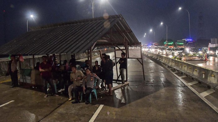 Sejumlah warga berisitrahat di tenda darurat usai melakukan aksi pemblokiran jalan Tol Cimanggis-Cibitung, di Jatikarya, Bekasi, Jawa Barat, Kamis  (6/10/2022). Mereka menuntut Badan Pertanahan Nasional segera memberikan surat pengantar untuk menyelesaikan pembayaran uang konsinyasi atas penggunaan tanah untuk Tol Cimanggis-Cibitung di daerah Jatikarya seluas 4,2 hektare yang belum dibayar selama 25 tahun. ANTARA FOTO/Fakhri Hermansyah/YU