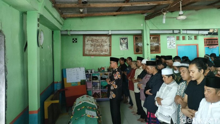 Wakil Wali Kota Depok jadi imam salat jenazah korban tembok MTsN 19 roboh