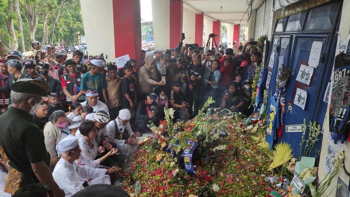 warga berdoa di Stadion Kanjuruhan Kota Malang