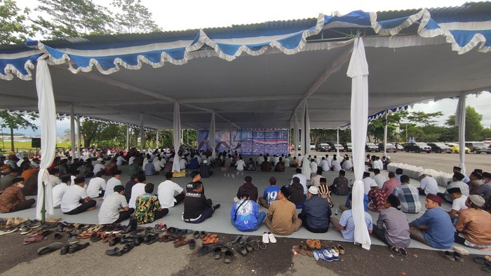 warga berdoa di Stadion Kanjuruhan Kota Malang