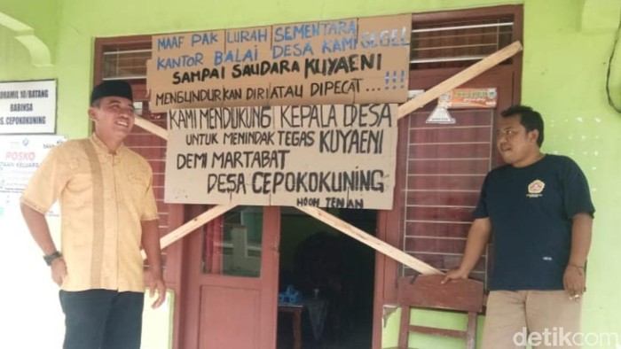 Warga Cepokokuning Batang demo Balai Desa, Jumat (7/10/2022).