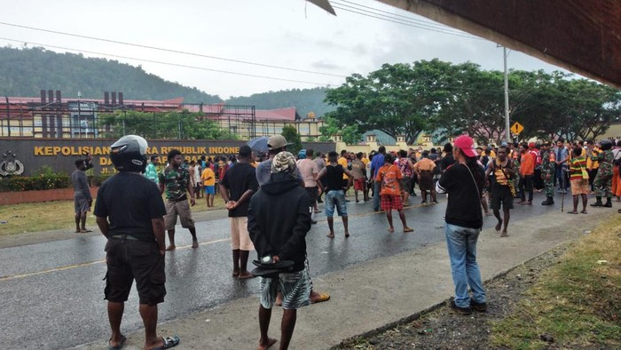 Warga di Manokwari tutup jalan di dekat Mapolda Papua Barat. (dok. Istimewa)