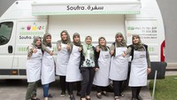 Keren! Truk makanan ini dibangun oleh beberapa pengungsi wanita dari Palestina. Mereka juga menghidangkan makanan khas Palestina, msakhan. Foto: Foodie Strip/Lonely Planet