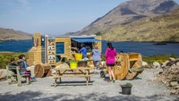 Di pinggir danau pun, hadir truk makanan dengan dominasi desain kayu. Pengunjung bisa menikmati makanan sambil duduk santai di kursi yang telah mereka sediakan nih. Foto: Foodie Strip/Lonely Planet