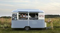 Kalau ini truk makanan nya didesain dari mobil camper van. Mereka biasanya berjualan hidangan khas Jerman Selatan yang sering disebut mirip dengan Mac and Cheese. Foto: Foodie Strip/Lonely Planet
