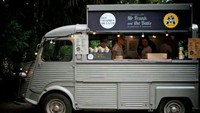 Truk makanan ini didesain dengan mobil yang mirip kontainer loh. Jajanan yang ditawarkan adalah Botifarres yaitu hidangan sosis asal Barcelona. Foto: Foodie Strip/Lonely Planet