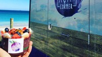 Terlihat segar! Truk makanan ini menjual menu sehat. Seperti truk ini yang biasanya berada di pinggir pantai dan menjual semangkuk acai bowl. Foto: Foodie Strip/Lonely Planet