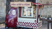 Inilah salah satu truk makanan dengan bentuk yang unik, mirip seperti bajaj! Ditambah, hidangan yang mereka jual adalah botol wine. Unik ya? Foto: Foodie Strip/Lonely Planet