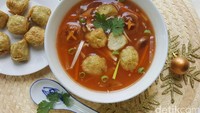 Sesuai namanya, sup ini memiliki rasa manis dan asam yang memuaskan selera. Sweet sour sup enaknya ditambahkan keecho, jamur, hingga wortel. Membuatnya tak sulit, tinggal ikuti resep ini. Foto: detikfood