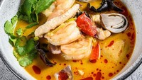 Dari Thailand ada tom yam yang selalu jadi incaran. Kamu bisa bikin sendiri sup berkuah asam segar ini. Isinya ada udang, cumi, kerang, jamur merang, hingga tomat. Untuk resep bumbunya ada di sini. Foto: iStock 